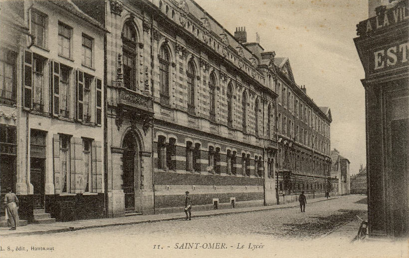 Le lycée Ribot fut de 1848 à 1945 le seul lycée national du Pas de Calais, il est en partie construit sur le collége des jésuites wallons.